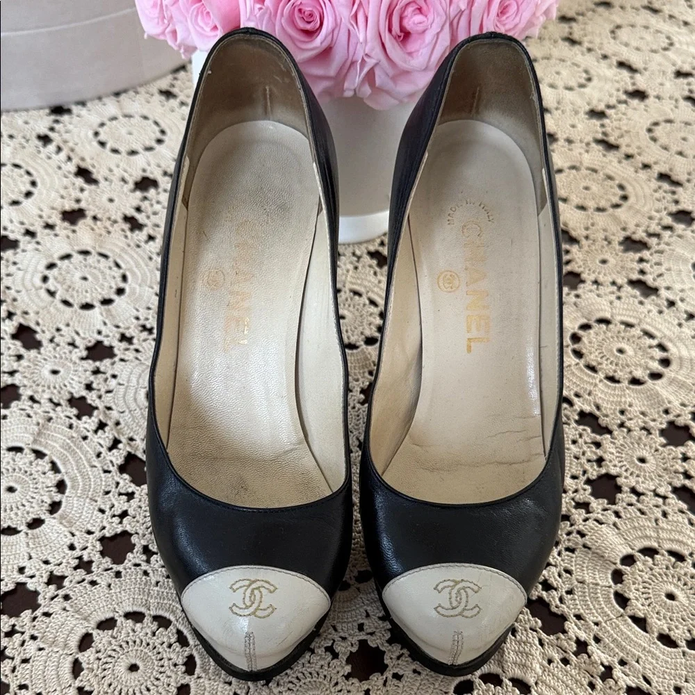 CHANEL Black and Cream Heels with Logo Detail - Picture 2 of 8